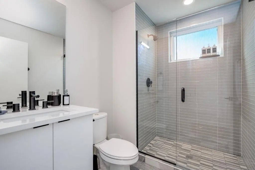 Rooftop Patio with Waterview, Private Garden & Grill 3BR 3BA