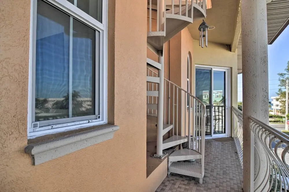 Bradenton Townhome - Walk to Locals-only Beach!
