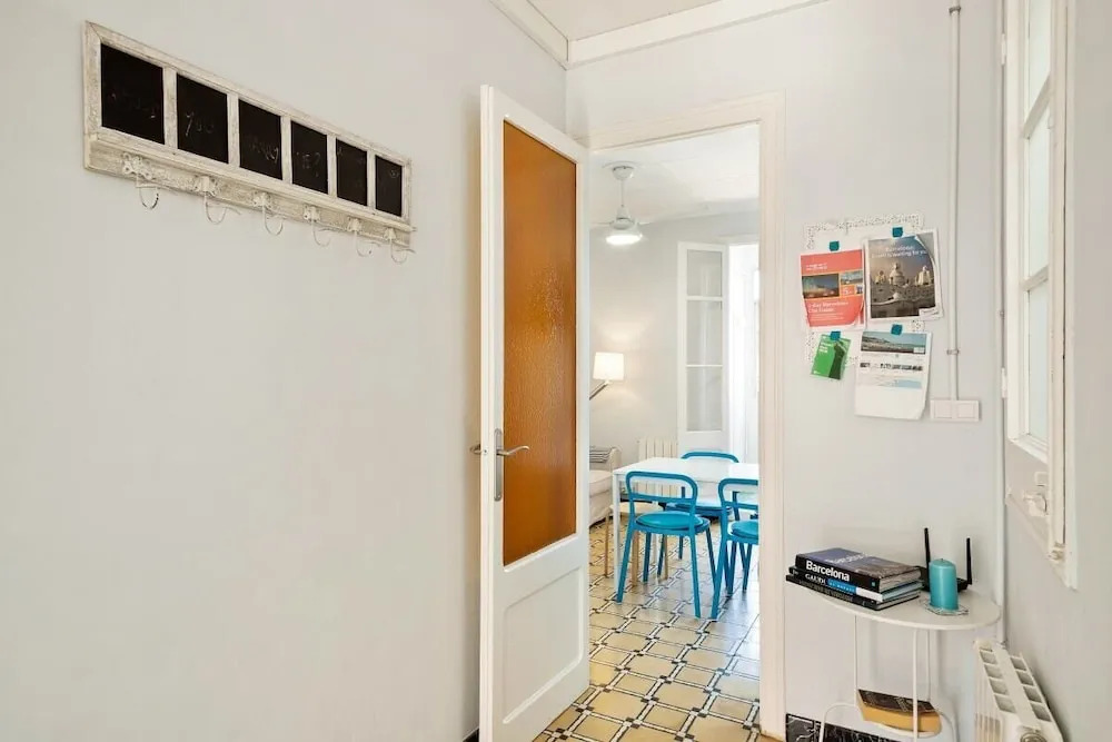 3 Bedroom Apt W/balcony 4 min to Tube
