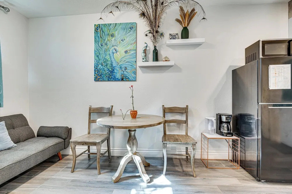 Explore Shops, Eats & Entertainment! Pasadena Apt