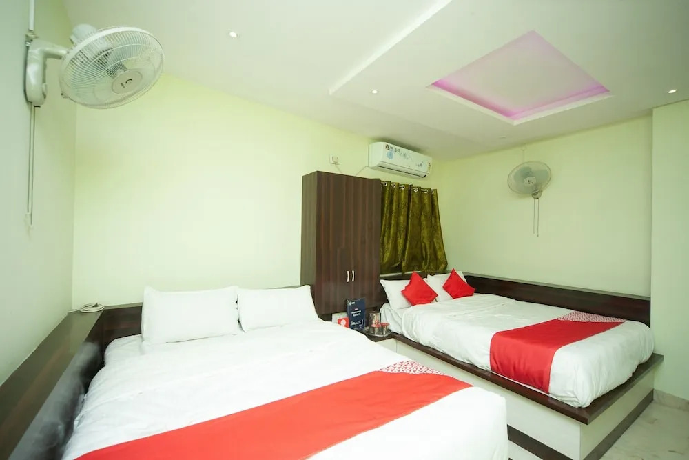 OYO 27032 Sri Kumaran Residency