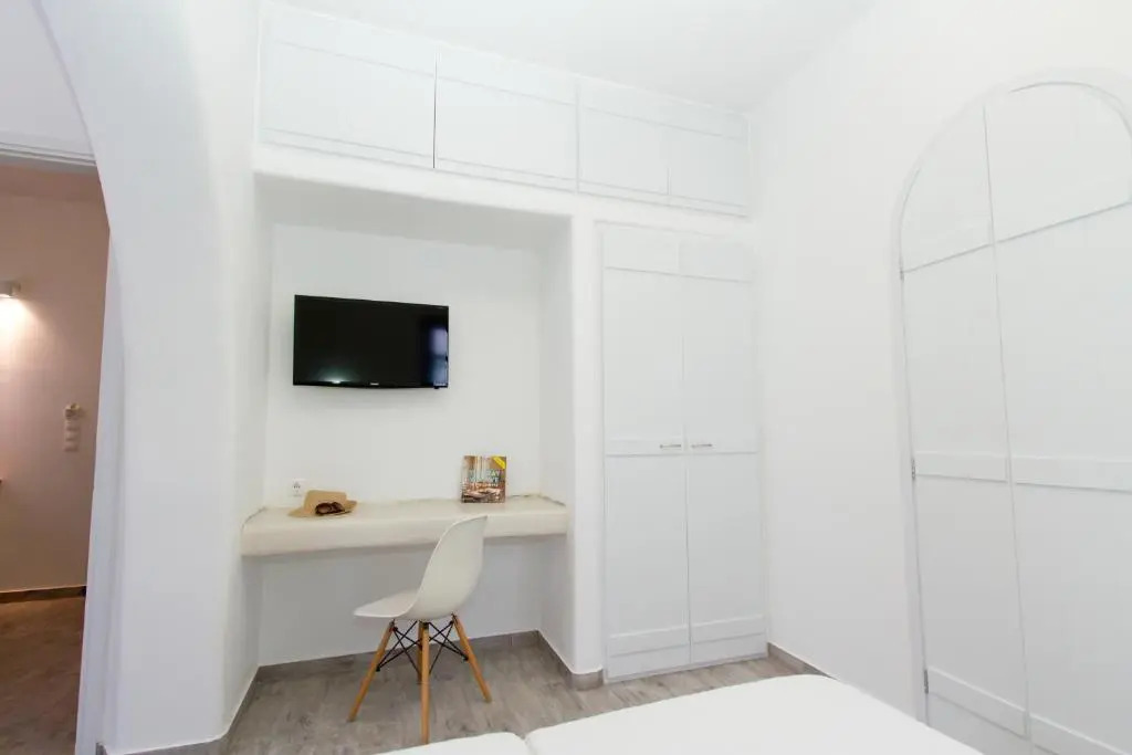 Enosis Apartments - Alia Beach House