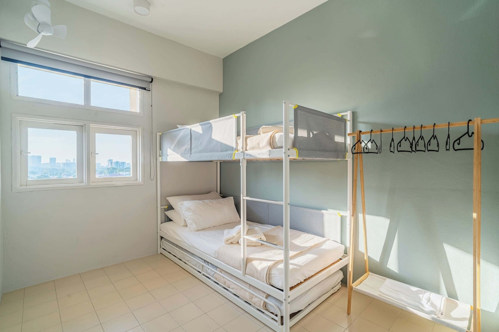 Stylish 3BR Stay Near Gurney Drive, Free Parking