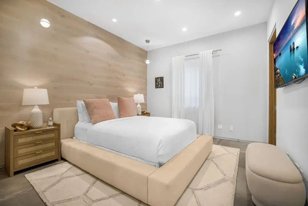 Louise Modern - Luxury Smart Estate in Encino w/ Pool, Gym & Spa