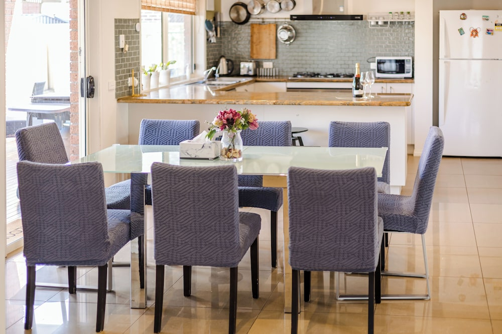 StayAU Family Home in Caroline Springs