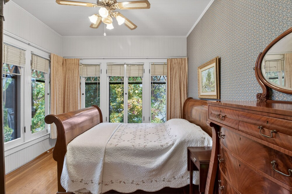 The Spalding House Comfort In Visalia 4 Bdrm Home Pets OK!