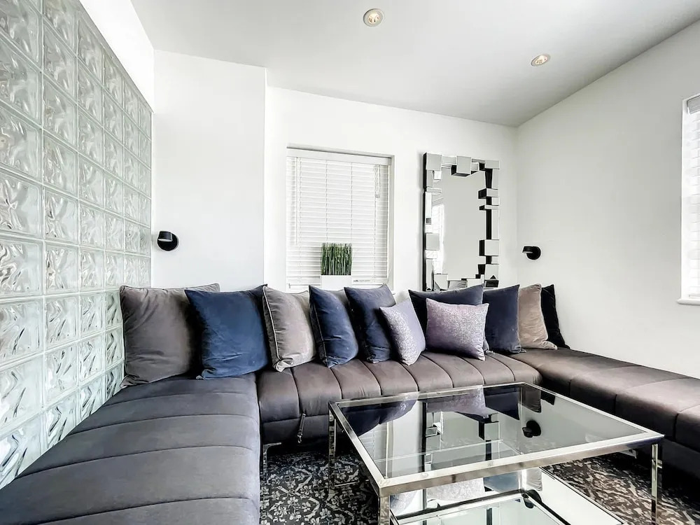 South Beach Bachelor Ette 7BR 4BA - 16 Single Beds