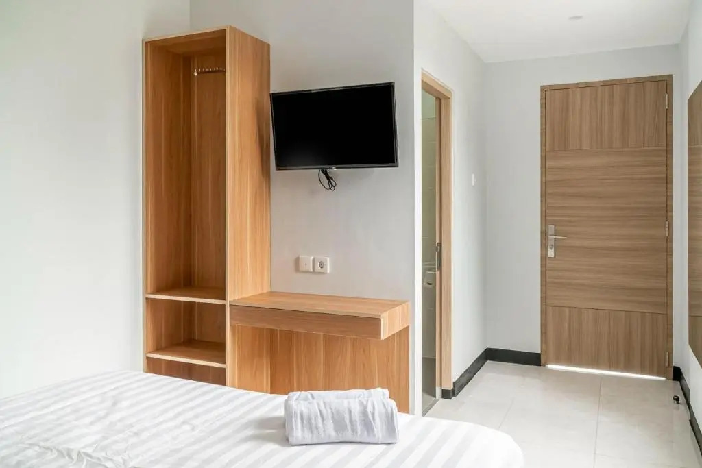 RedDoorz near Puri Indah Lippo Mall 2