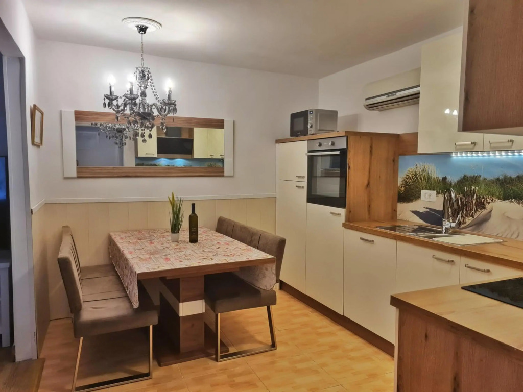Holiday Place Veli Dvor - Spacious House for 6-8 Guests with Private Garden - Old Town Punat