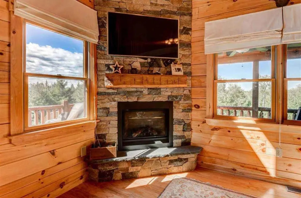 OE Beautiful modern log home on 17 acres private views fire pit Ping Pong AC