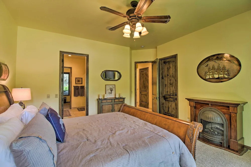 Centrally Located: Lavish Pinetop Paradise!