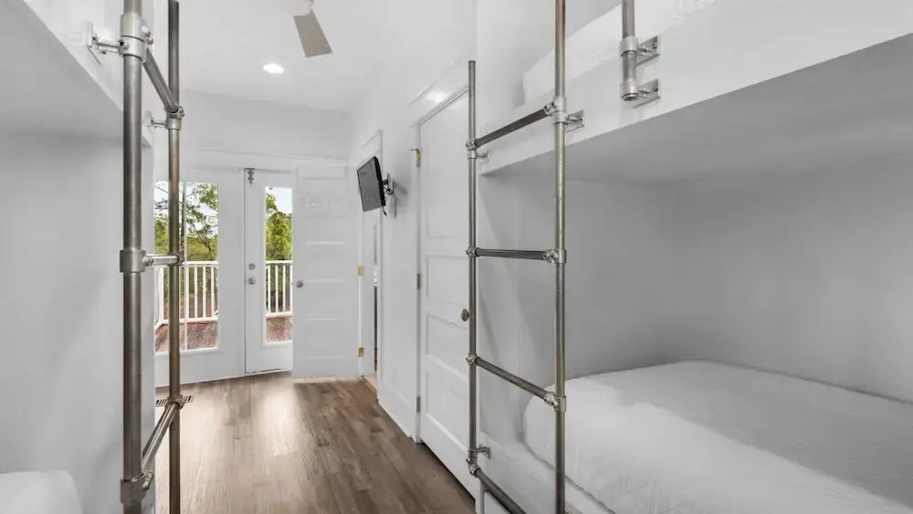 Best of Both Worlds: Pool, Golf Cart, Nearby Attractions & Steps to Beach!