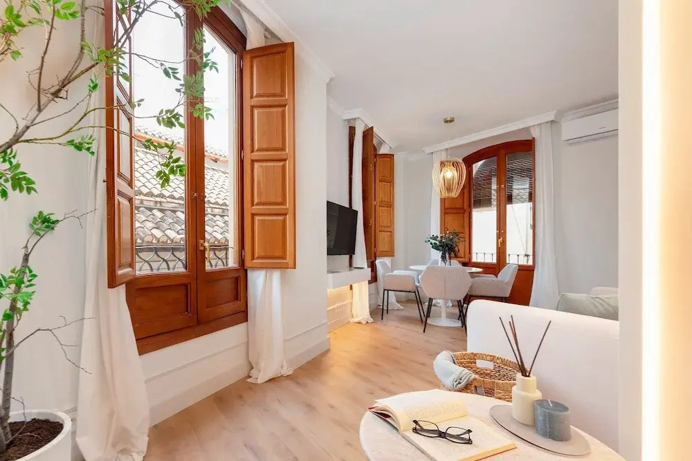 Elegant Stay in Historic Granada Bib Rambla IV