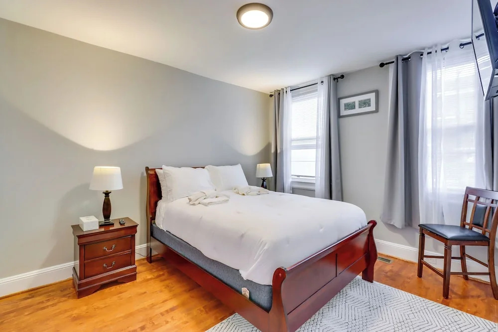 2 Mi to National Mall: DC Townhome