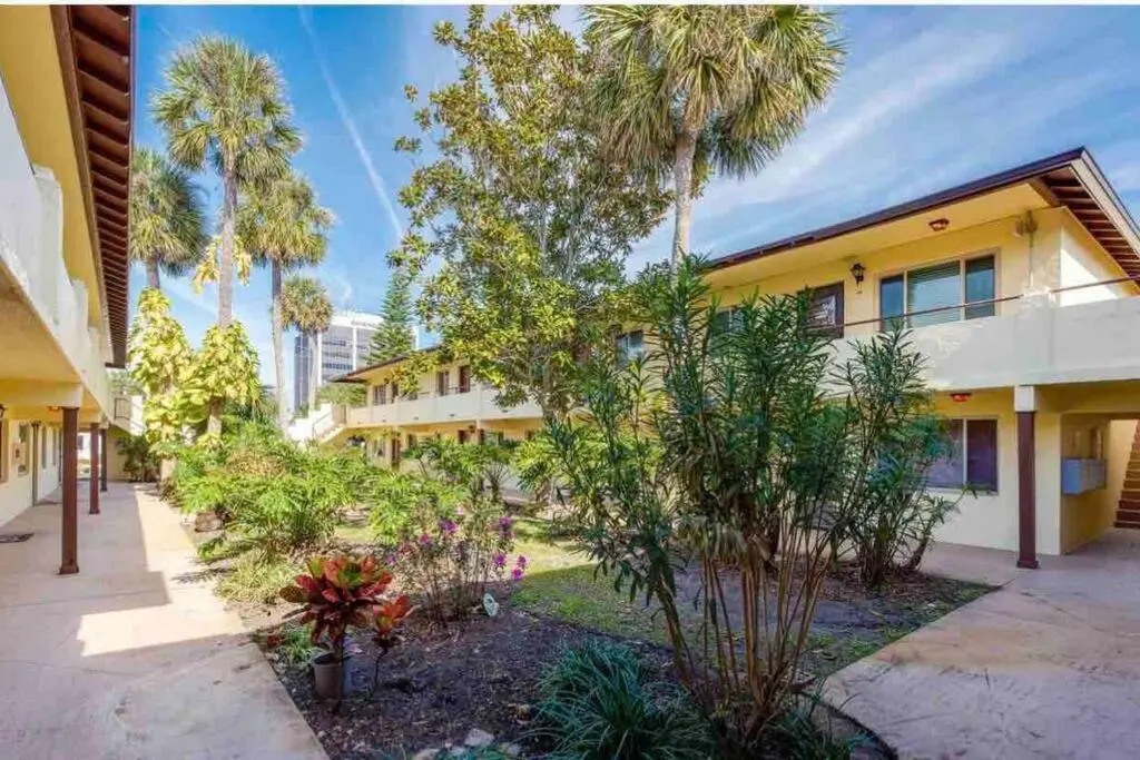 Lovely 2 bedroom 1 bathroom minutes from the beach