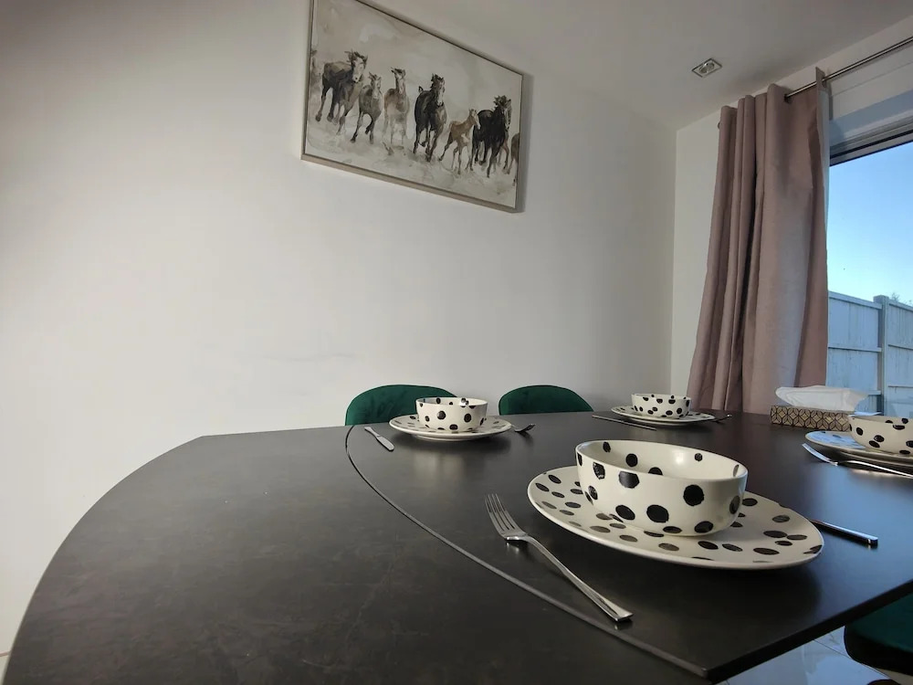 3 Bed House - Sleeps 7 - Garden - Parking - Wifi