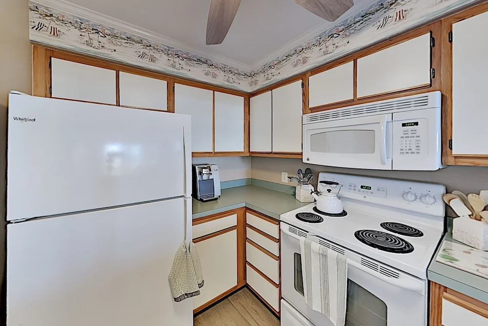 End-unit Ocean Pier W/ Ocean Views & Pool 2 Bedroom Condo