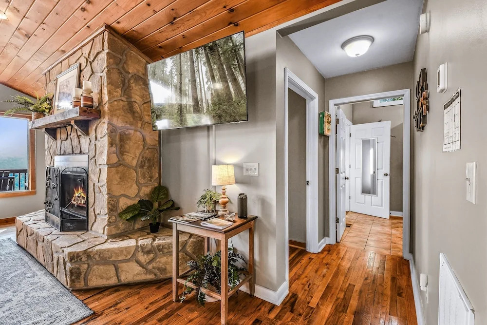 Roundtop Mountain Ridge 2 Bedroom Cabin by RedAwning