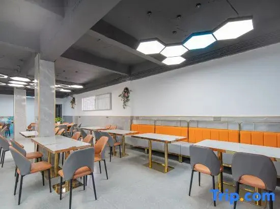 Dingfa Hotel (Xuan'en Gongxiu Cruise Ship)