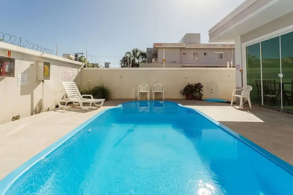 Apto espaçoso com piscina 750m da praia | CHR025