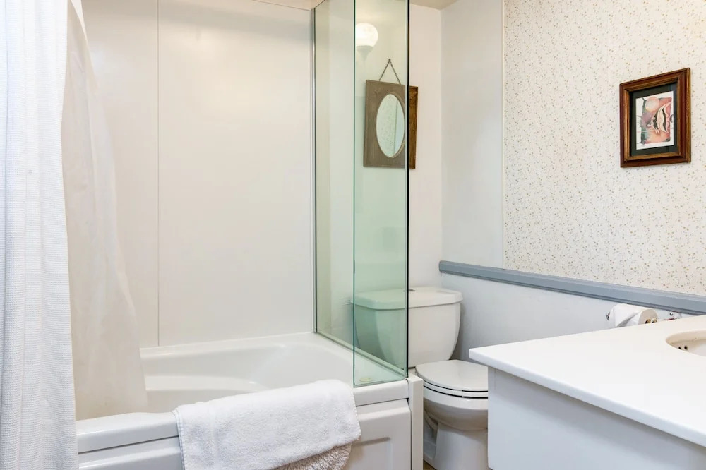 Charming Studio - 1 Block to Gorgeous East Beach! Hotel Room