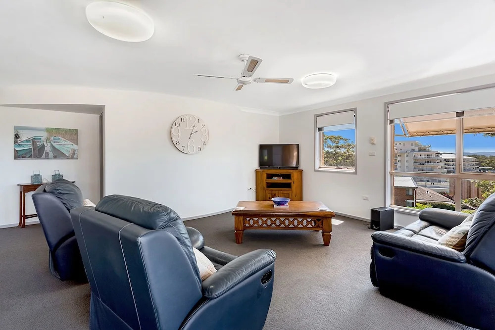Ronald Avenue, Unit 2/36