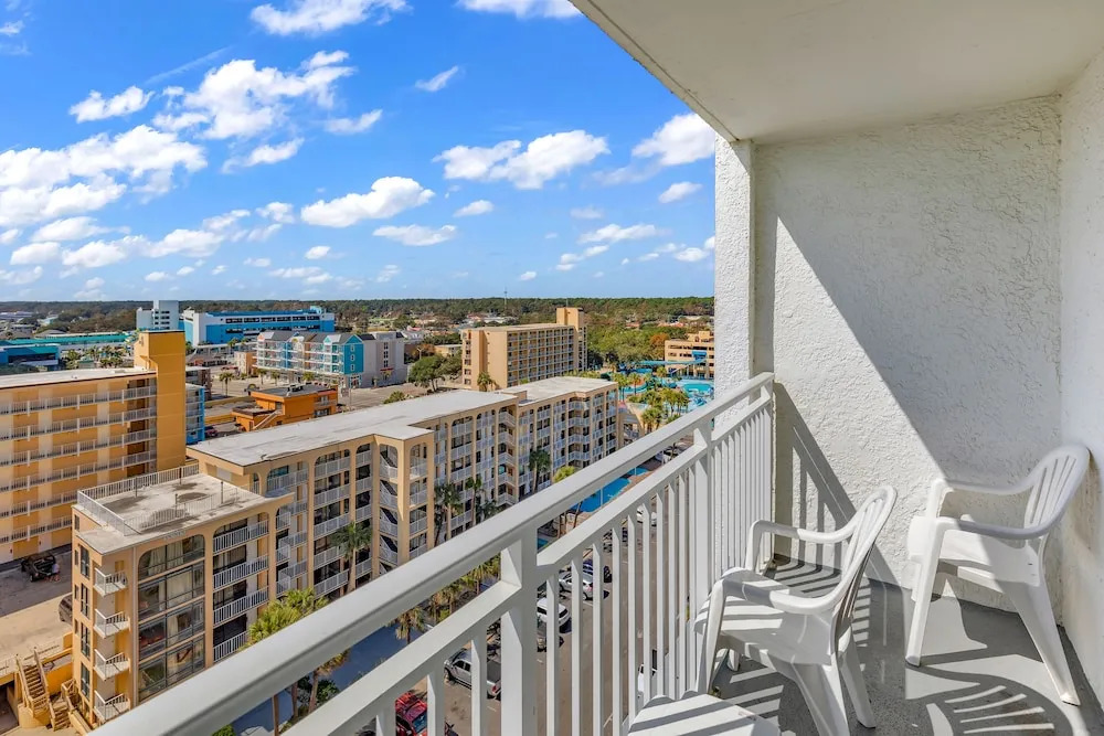 SeaMist Driftwood Vacation Studio with Balcony