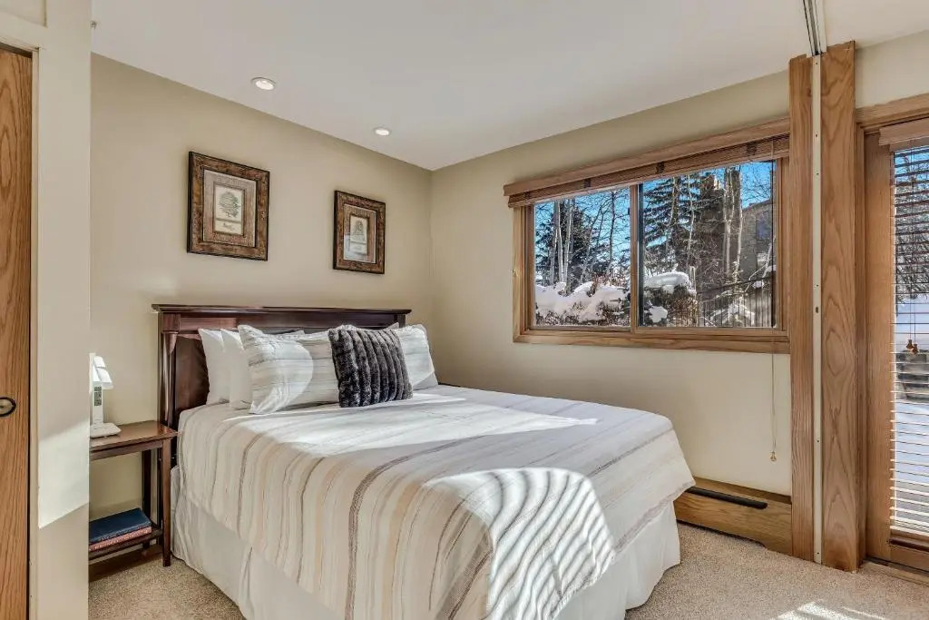 Laurelwood Condominiums Studio Premier Unit 301