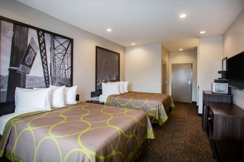 Super 8 by Wyndham St. Louis North