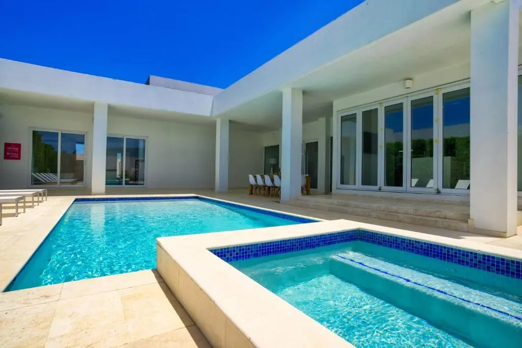 Grand Modern Villa 6-bedroom! Brand New! Heated Jacuzzi!