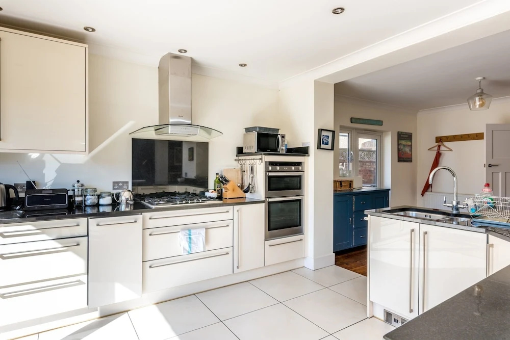 3 Bedroom Home With Garden Near The Beach