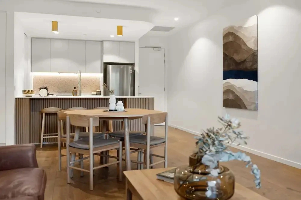 Luxe 2-bed Inner-city Abode With Alfresco Dining