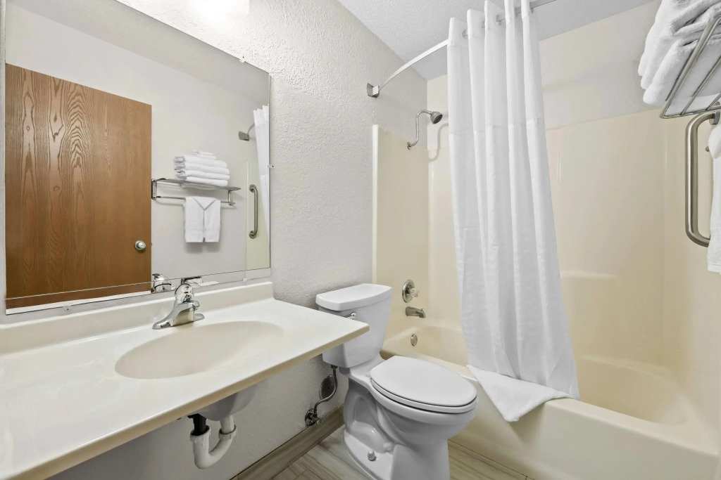 Super 8 by Wyndham Alexandria MN