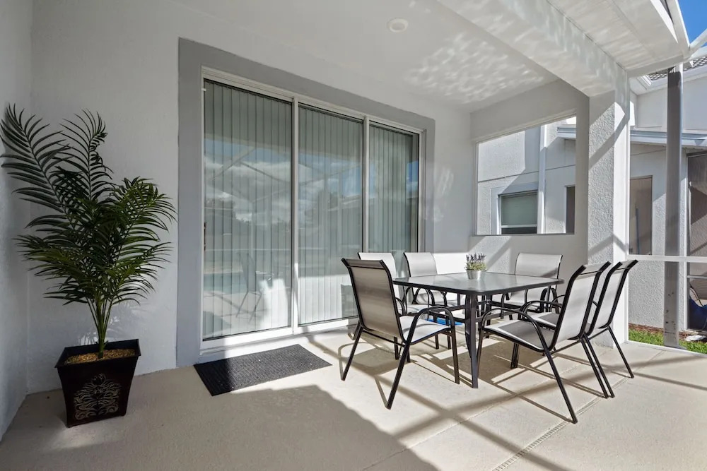 Modern 5 bedroom home in Champions Gate