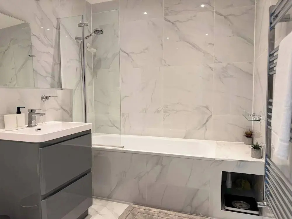 Contemporary 2 bed House With Parking
