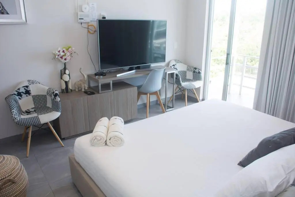 G208N Gallery Luxury Condo 5stars. Walking to the beach.