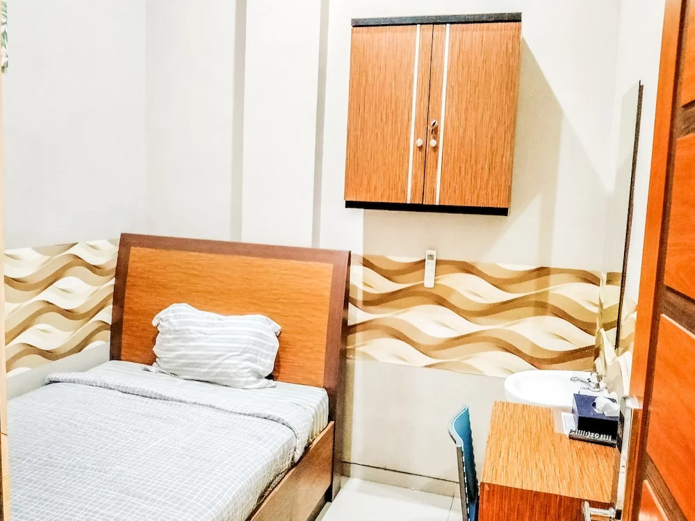 Pondok Indah Guest House by ecommerceloka
