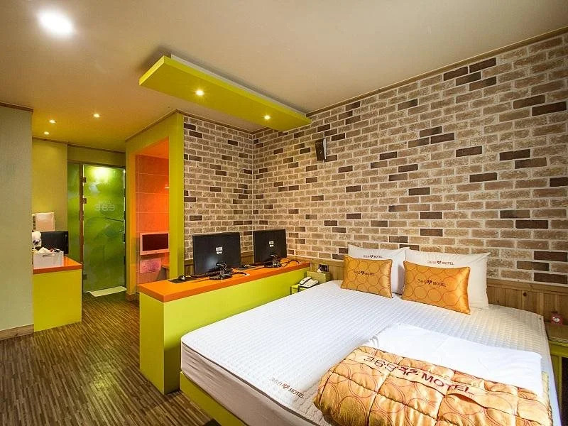 Hotel 369