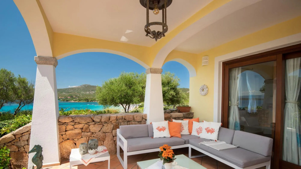 The apartment with garden and sea view  has 1 double bedroom and a twin bedroom, a bathroom with sho-Pedra Rosa A1