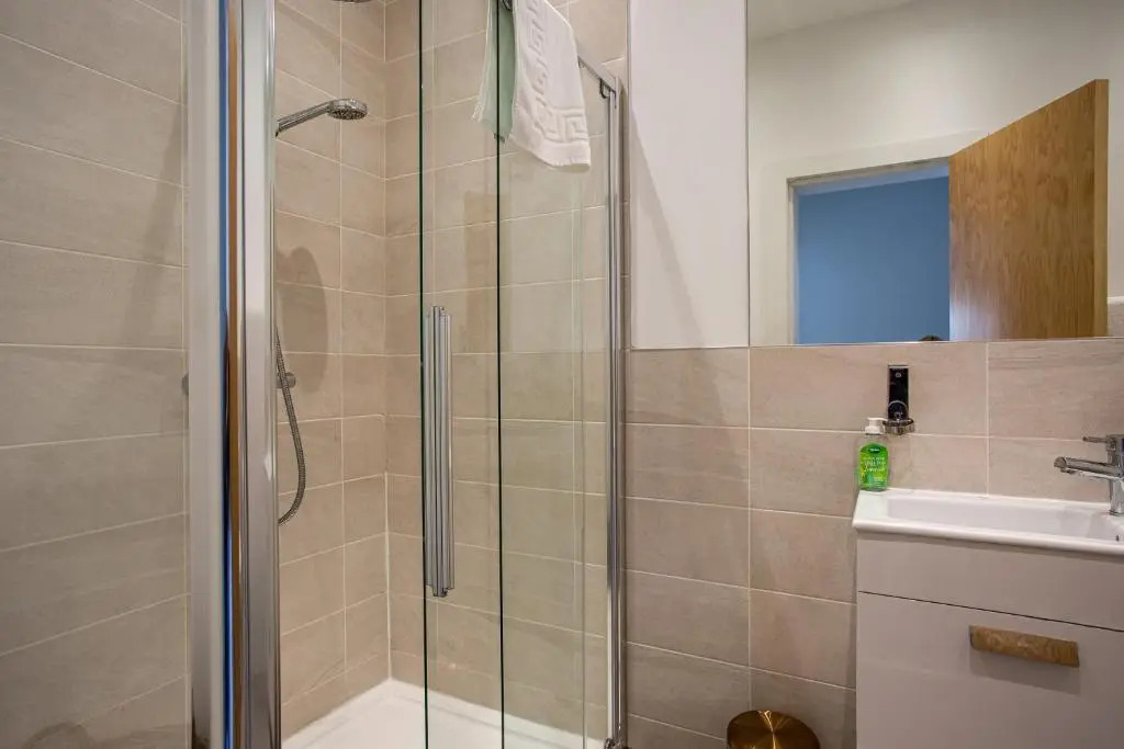 Modern Luxury Apartment, Sleeps 6, Best Location