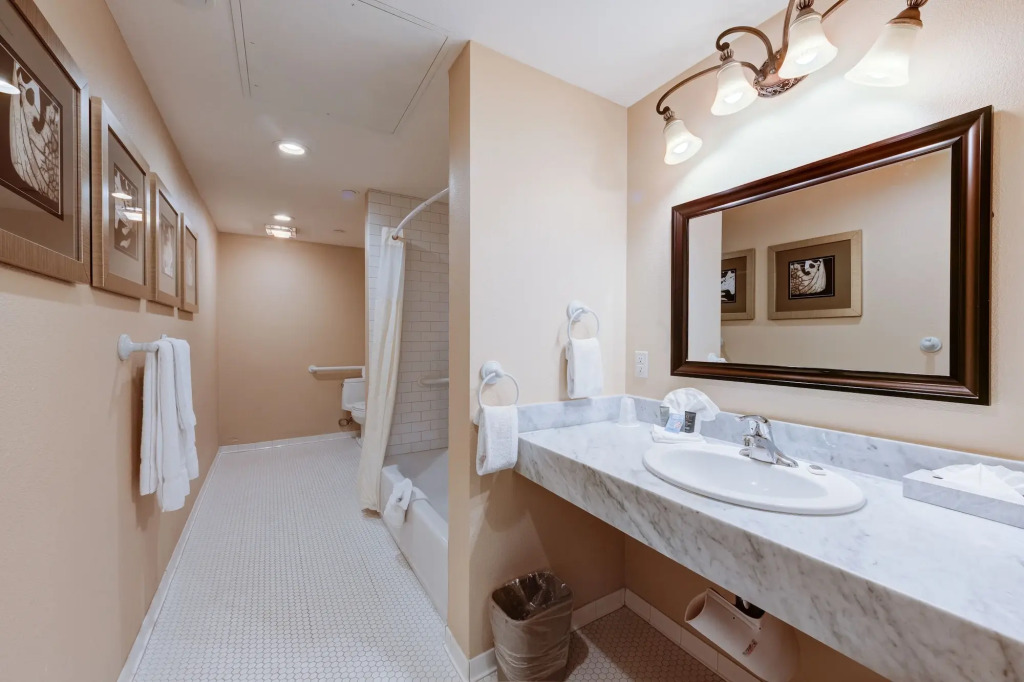 Gaslamp Plaza Suites