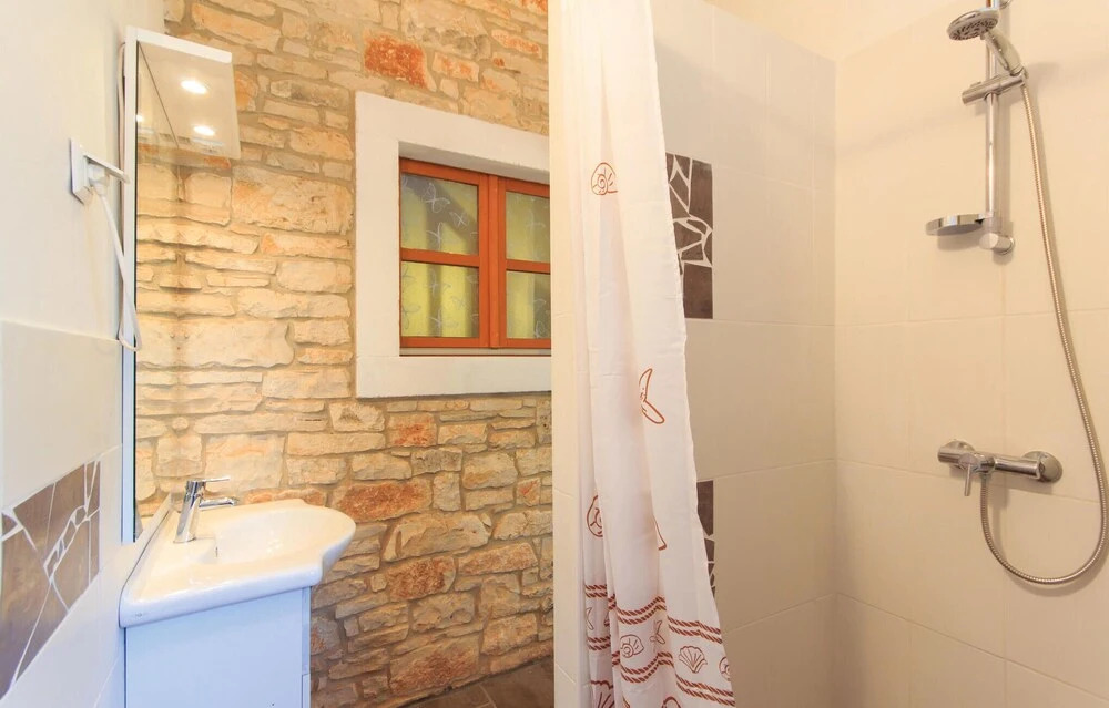 Amazing Home in Boduleri With Wifi and 4 Bedrooms