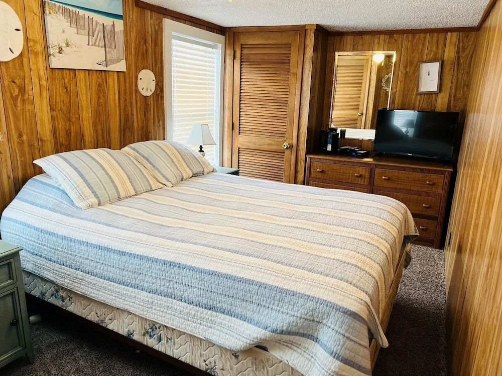 Hidden Treasure 2 Bedroom Home by RedAwning