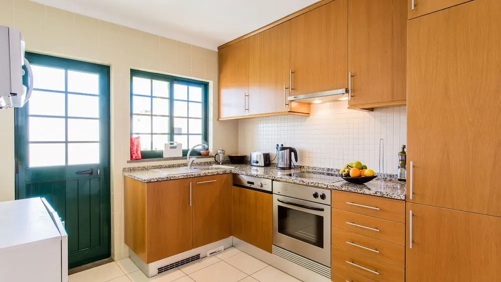 Central Albufeira 2-B Apt, Sleeps 6, Pool, Parking
