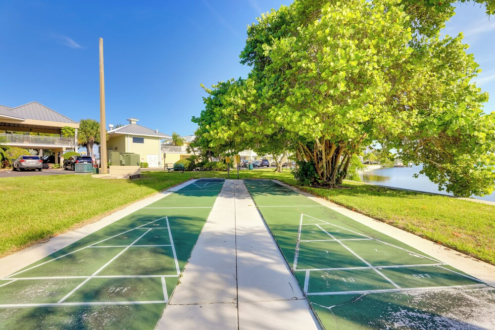 1 Mi to Beach: Coastal-zen Ruskin Retreat!