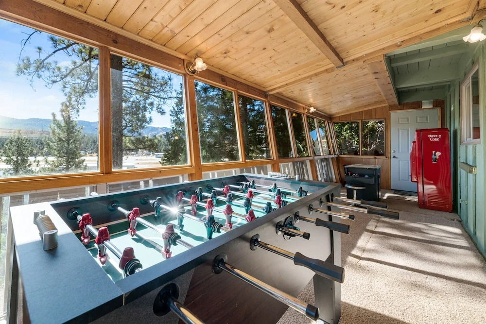 D And V Retreat - Modern Aesthetics Meet Mountain Charm In This Gorgeous Cabin! Game Room! 2 Bedroom Home