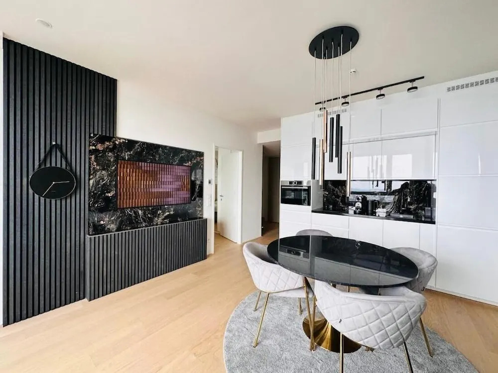 Green High-end Apartment Close to Metro, Uno-city, E-parking, Pool, Gym, Sauna