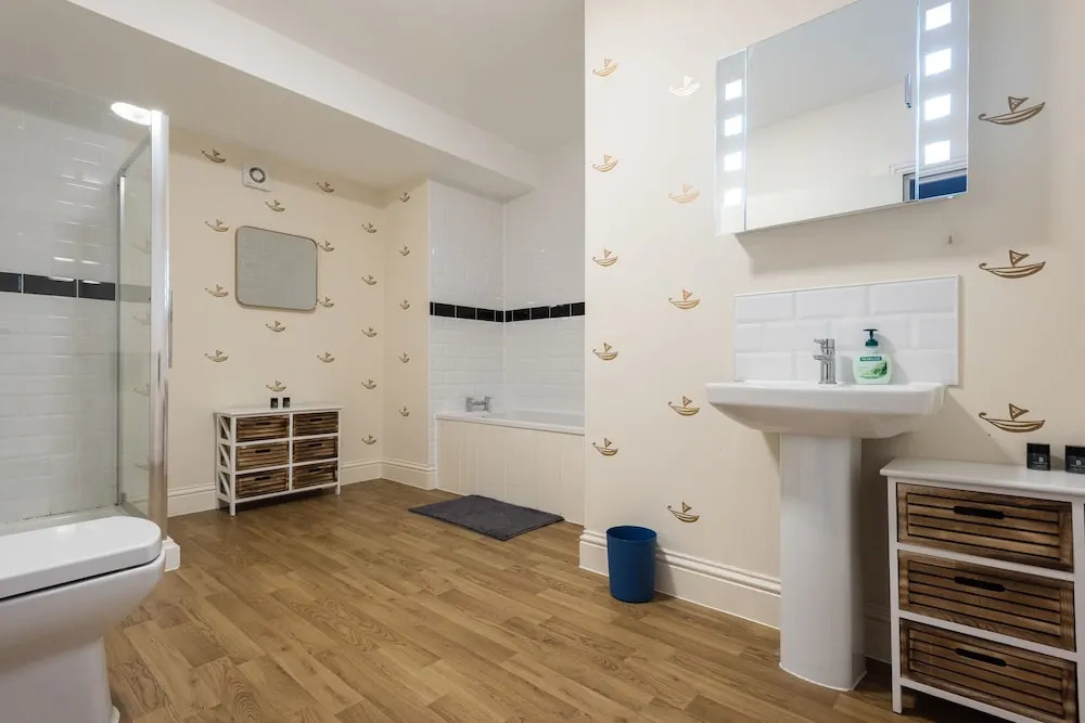 The Broadmead Jungle - Lovely & Central 3BDR Apartments	