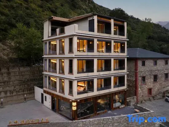 Luxury Mountain View Hot Spring Resort (Private Oxygen Spa Hotel at the Foot of the Snowy Mountain)