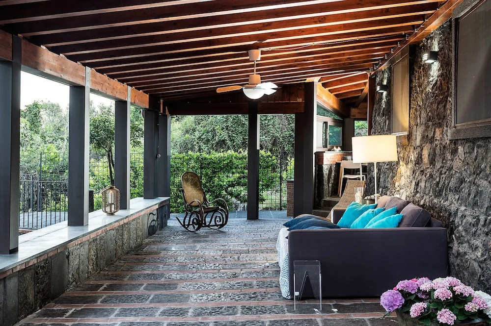 Villa La Timpa - antica e maestosa villa con jacuzzi privata con una meravigliosa vista sull'Etna e sul mare